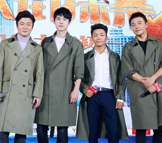 难怪王宝强在他身边这么矮小,原来他身高185,身高新标尺诞生