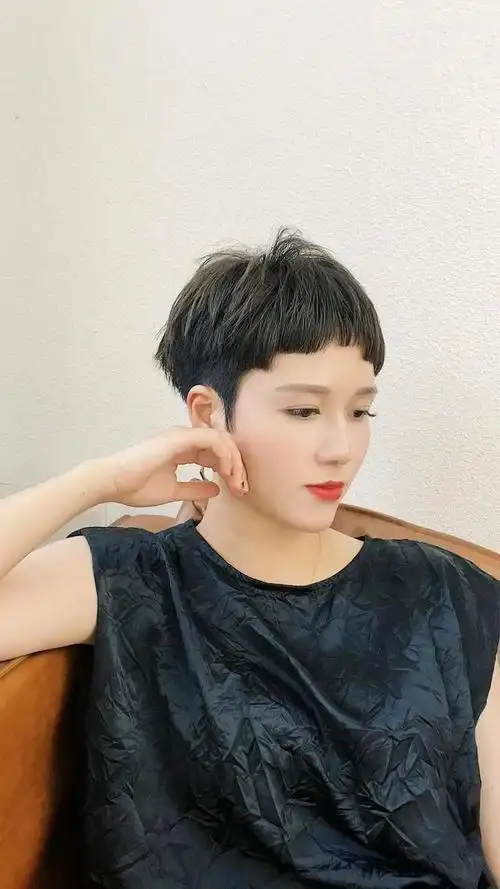 还可以把刘海修剪成不规则的梯形,搭配长长的鬓角也是飒爽时尚不落伍