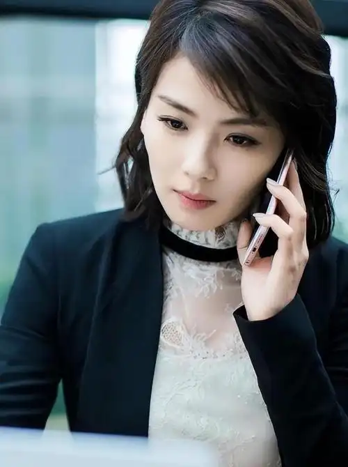 刘涛意外走光?事件引起热议,网友:为啥明星的衣服质量那么差?