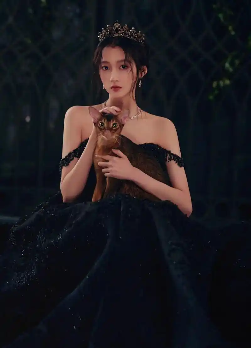 关晓彤壁纸:身穿黑色亮钻礼服,性感飒气的风格充满着浪漫气息_手机