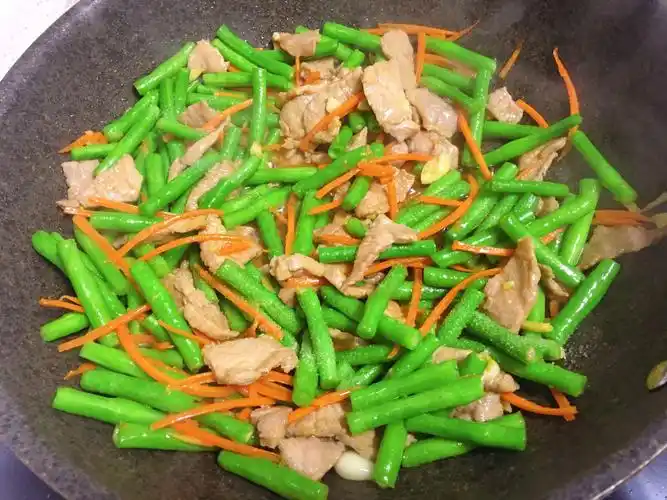 这道家常小炒菜,我家隔三差五吃一次,回回都吃光,总是吃不腻!