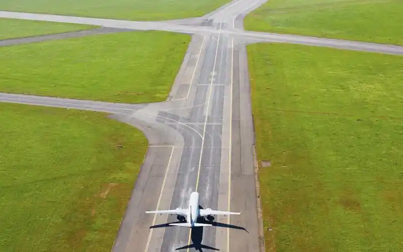但是足够长的跑道对于遇到故障要紧急刹车中断起飞的飞机来说是极为