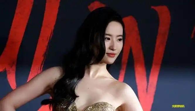 百度百科的人物评价也对刘亦菲做出了很高的评价,其中时尚杂志