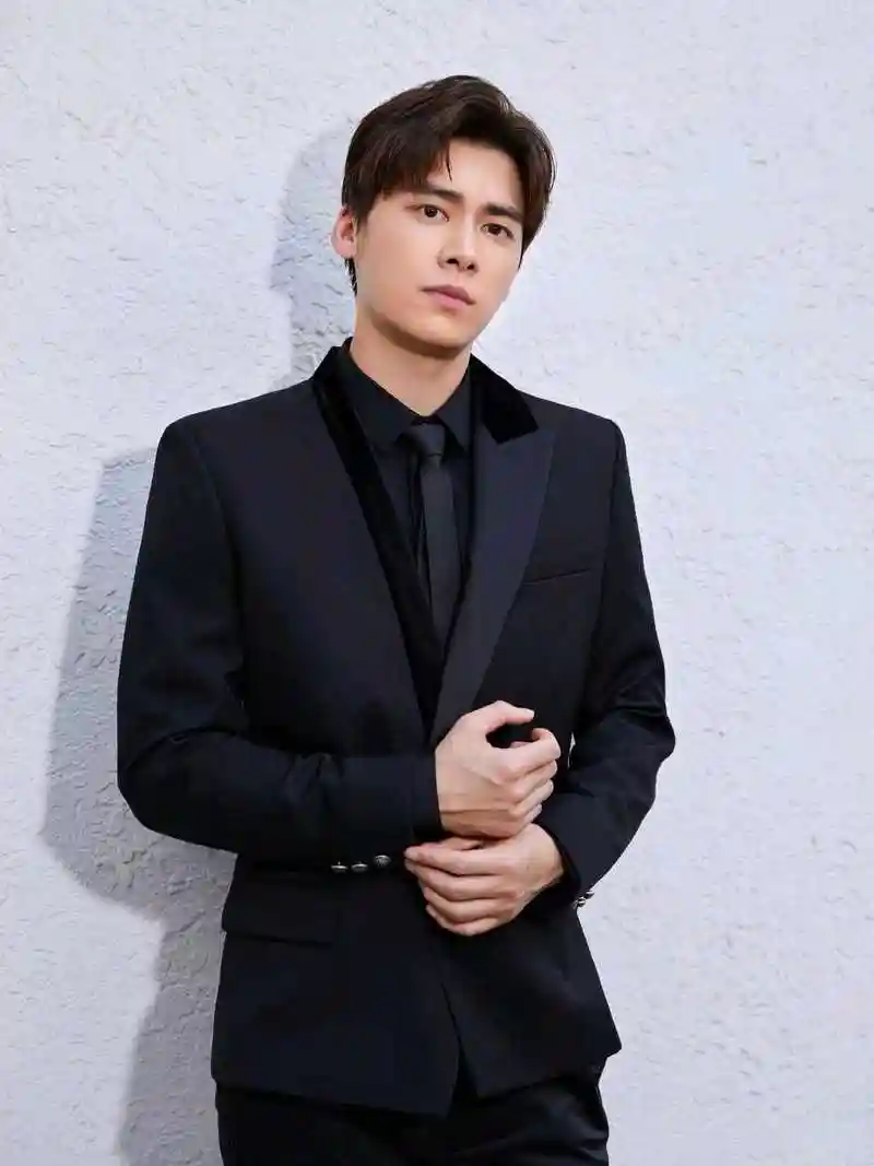 男星黑色西装杀,你最pick谁?