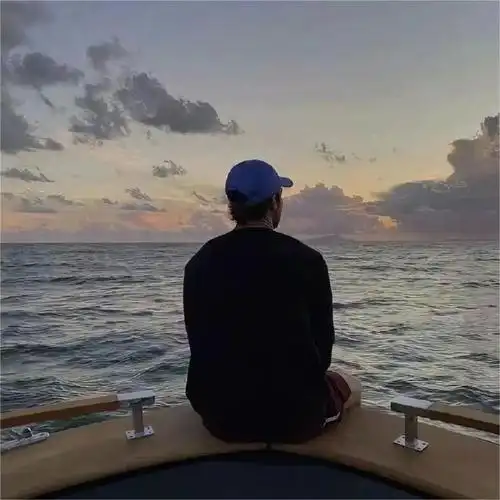 真实的男生背影高清网图头像 背影气质感男头真