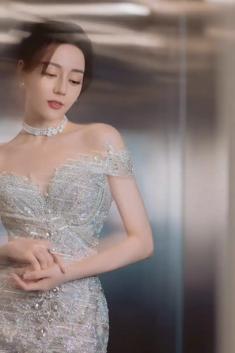 迪丽热巴今晚造型,身穿梦幻珍珠长裙优雅动人……|迪丽热巴_新浪新闻
