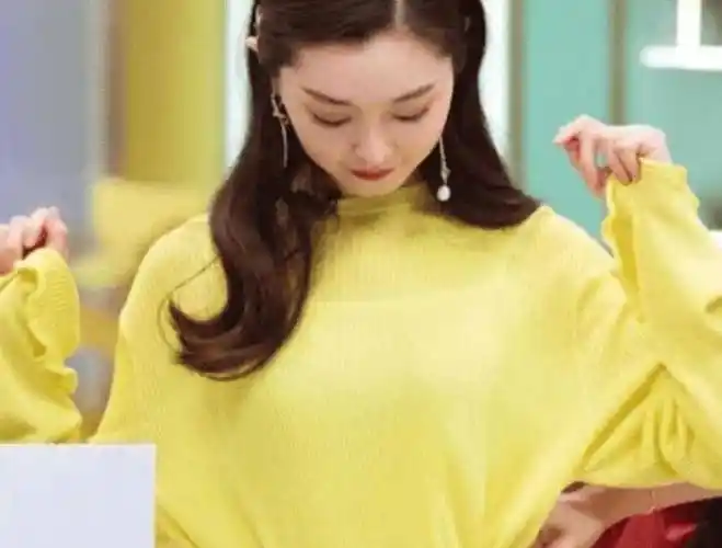 宋轶的官方身高是168厘米,体重却只有88斤,腰围更是只有58厘米,在娱乐