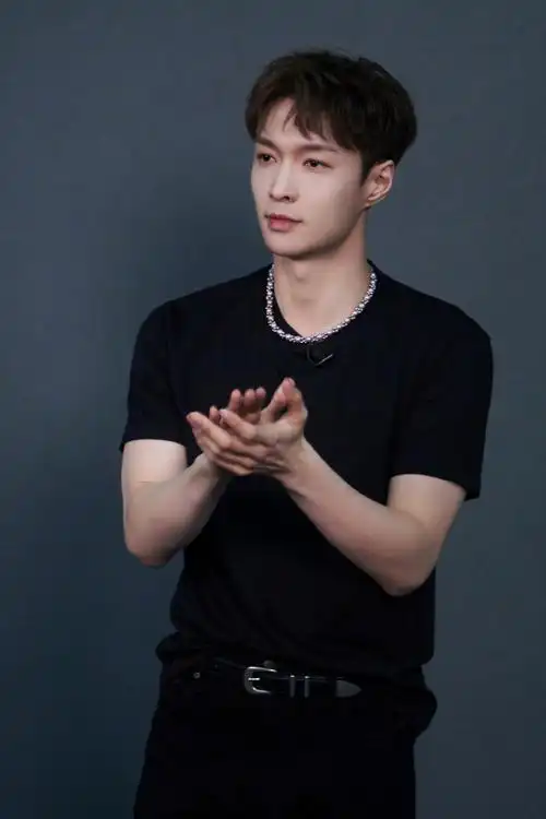 张艺兴盒子里的猫