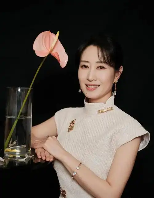 48岁刘敏涛晒最新穿搭美照新中式修身旗袍优雅气质