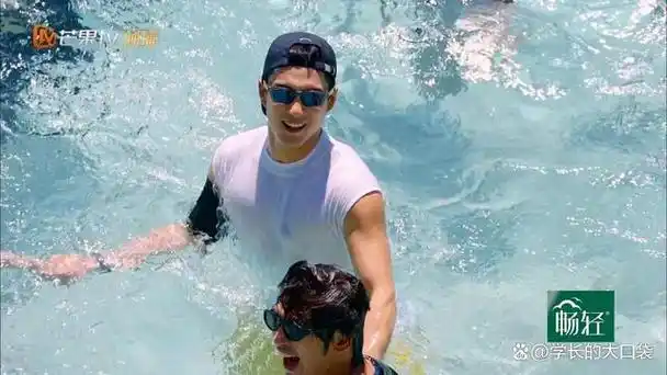 但是看了《装腔启示录》后,不得不承认韩东君的外形很突出.