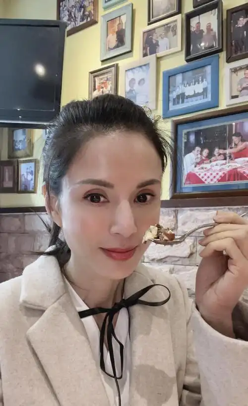 李若彤拍视频展现真实饭量称保持身材全靠运动衬衣好减龄