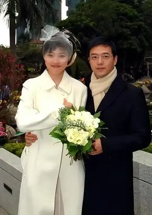 张延:事业巅峰期嫁给大5岁的香港丈夫,19年过去了,她过得如何