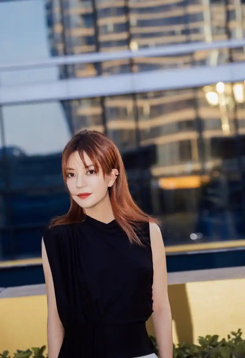 赵薇在接受采访时谈及演员整容现象,她称颜值,整容是把双刃剑,演员不