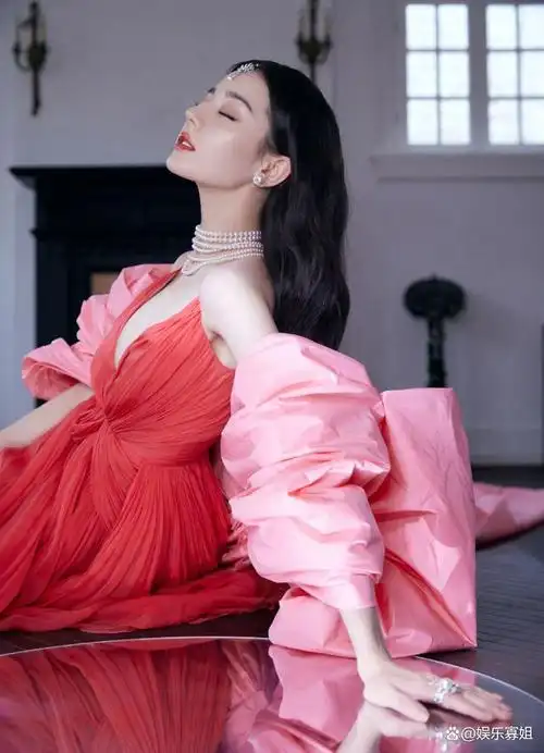 迪丽热巴微博之夜造型,粉红色系的高定礼服,美艳绝伦的异域公主