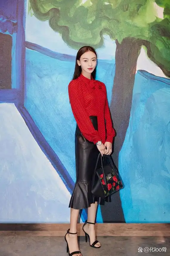 吴谨言为秀身材可真拼,穿棒球服搭露脐背心,配牛仔短裤#吴谨言