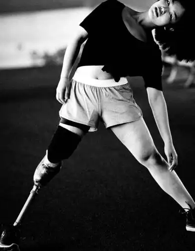 95后独腿女孩我就要把假肢露出来游泳健身穿短裙