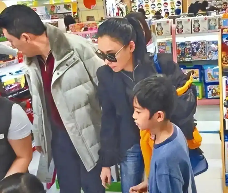 张柏芝孙东海现身泳池,她穿黑衣笑容甜蜜,男方与孩子们互动显拘谨