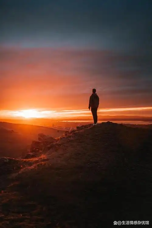 一个人并不意味着孤独前行路上还伴有美景夕阳和灯光
