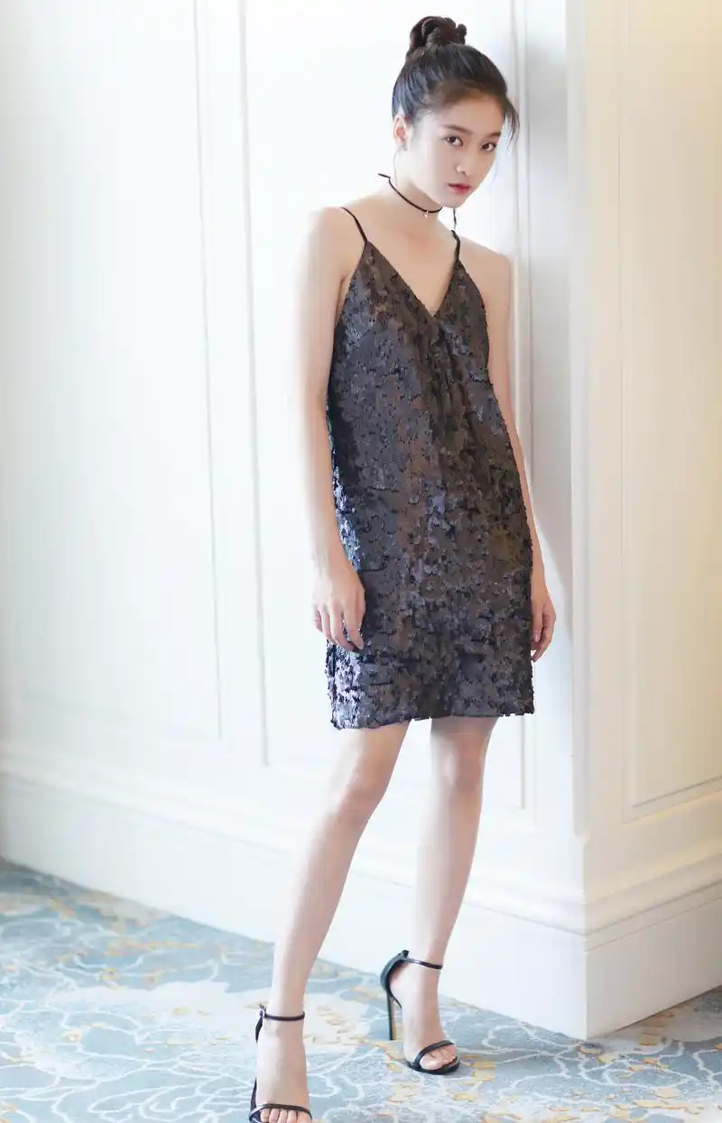 张雪迎出席品牌发布会穿搭俏皮灵动显性感魅力