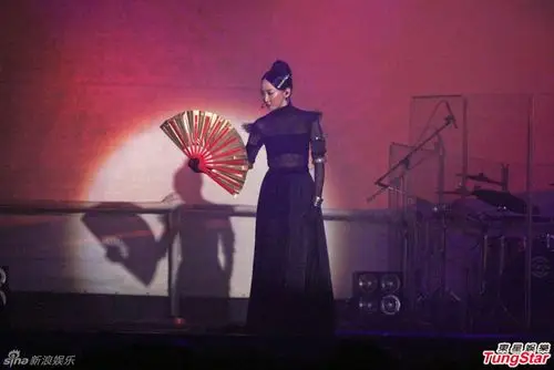 组图:萨顶顶开唱玩混音 透视黑衣性感挥扇_高清图集_新浪网