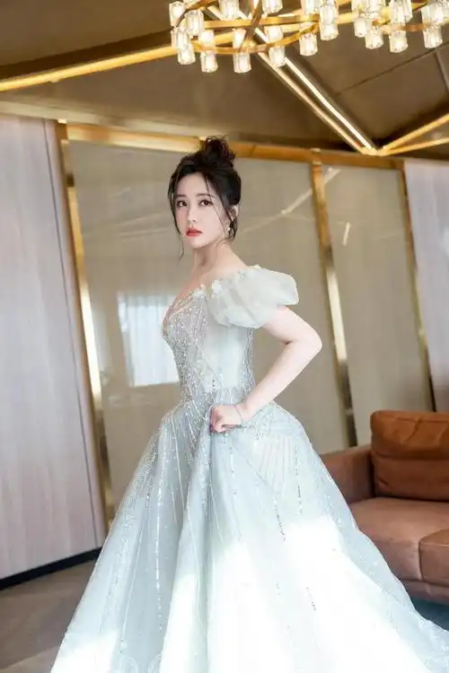 最新红毯来袭周笔畅穿深v不伦不类许佳琪冷艳妩媚王艺瑾纯又欲