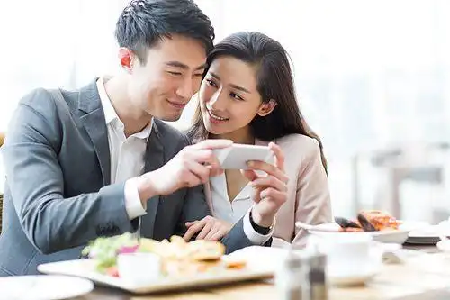 餐馆,吃饭,智能手机,周末活动,约会_c9dc812eb_年轻情侣在餐厅里看