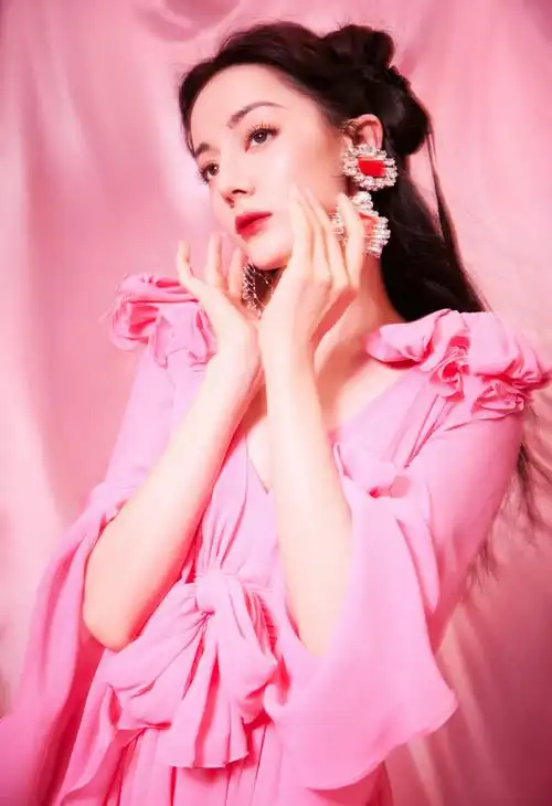 六#被今日的粉红芭比可爱暴击啦@dear-迪丽热巴身穿粉色蝴蝶结连衣裙