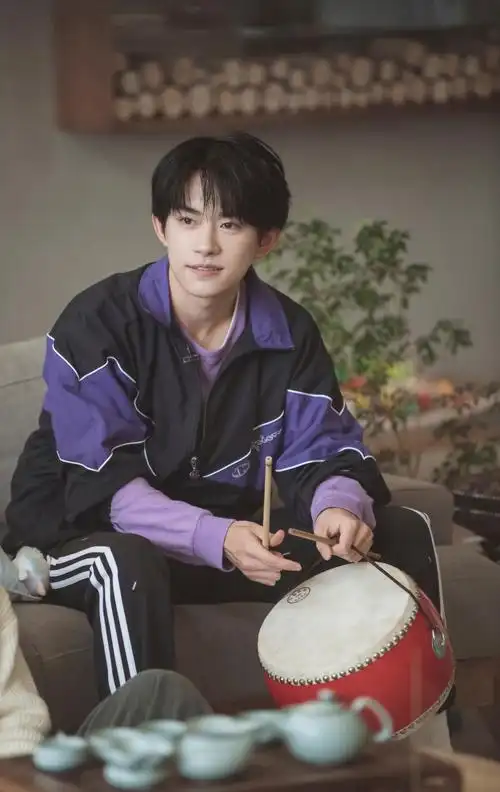 《朋友请听好》易烊千玺紫色拼接运动套装抢眼,完美诠释少年活力