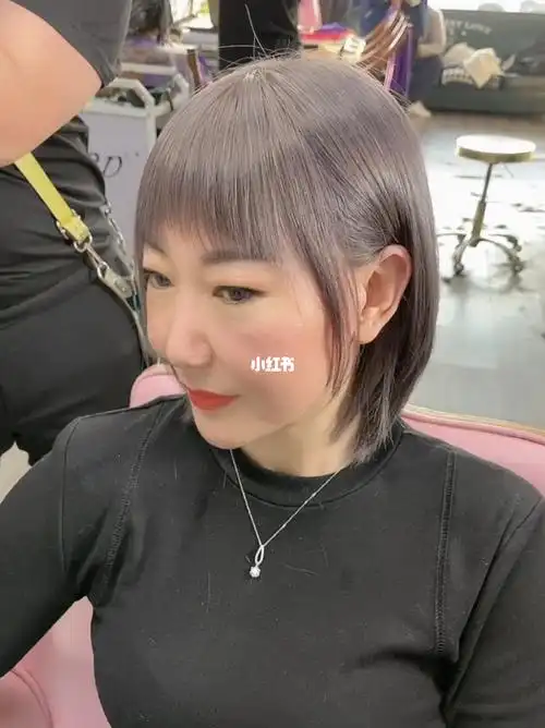 美女要染个性的颜色,那就安排吧,网红紫雾灰,是不是超级好看～想染