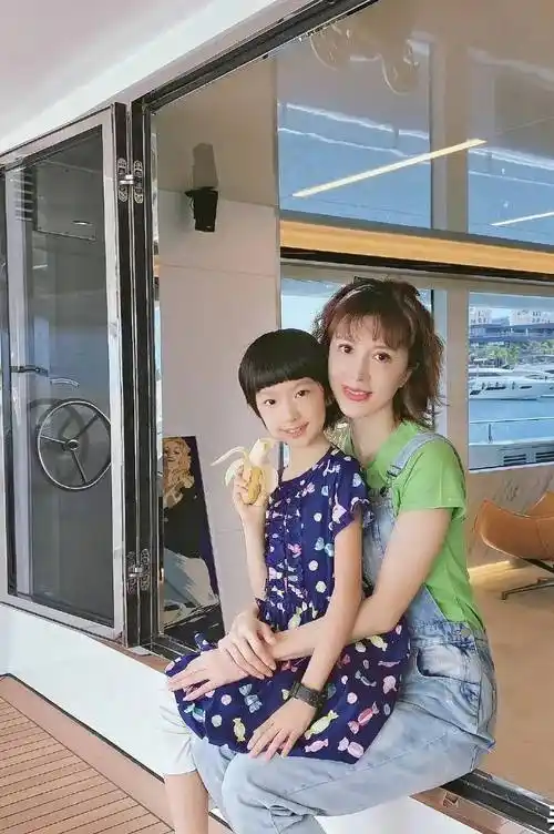 47岁金巧巧新年秀恩爱!