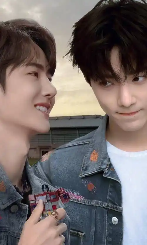 王一博与肖战的合照,每一张都非常有魅力,让人目不转睛_照片_感觉