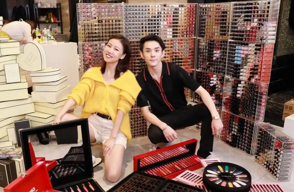 李佳琦带你一睹口红墙的风采,金光闪闪豪气十足,网友大呼好喜欢