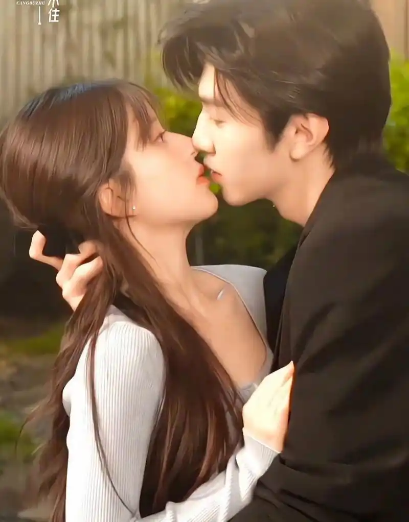陈哲远太会亲了吧,把赵露思亲害羞了,我真的好爱!