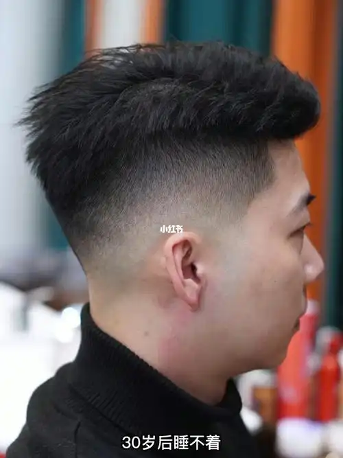 港风侧背头比韩式发型更多了几分雅痞感