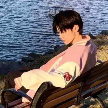 简约干净男头文艺范十足 让女生着迷的超级帅哥头像