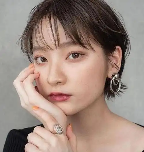 50岁短碎发自然发型女,超适合五十岁的短发发型