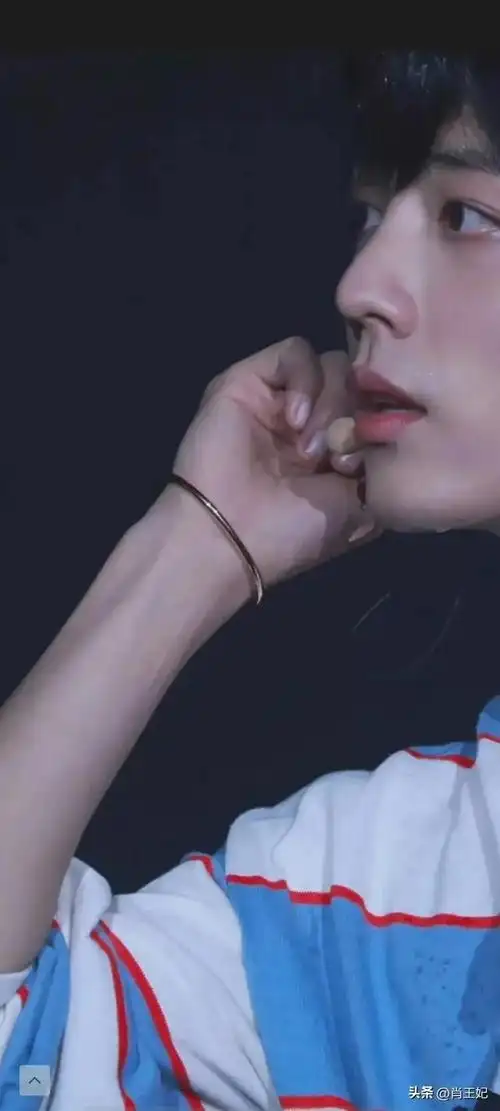 肖战手上的伤疤都是拍戏工作时不小心留下的.