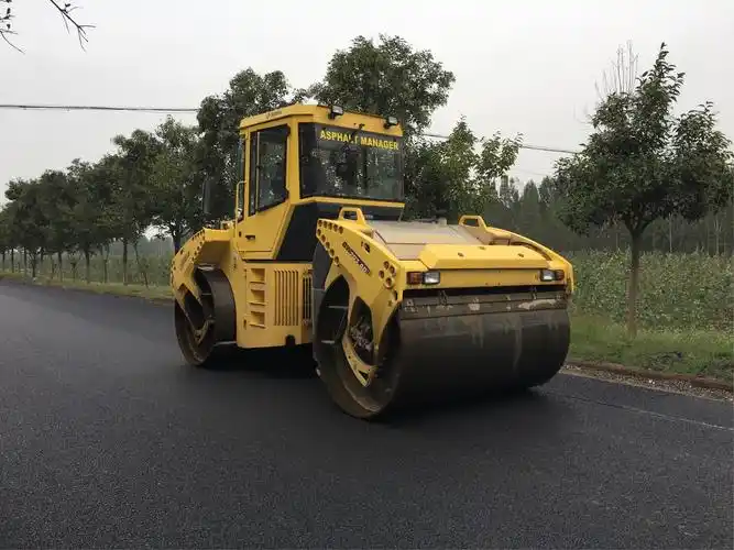 振动压路机碾压路面