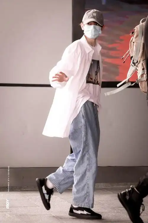 王源的私服look:日落街头景象印花短袖搭配条纹抽绳牛仔裤,休闲穿搭看