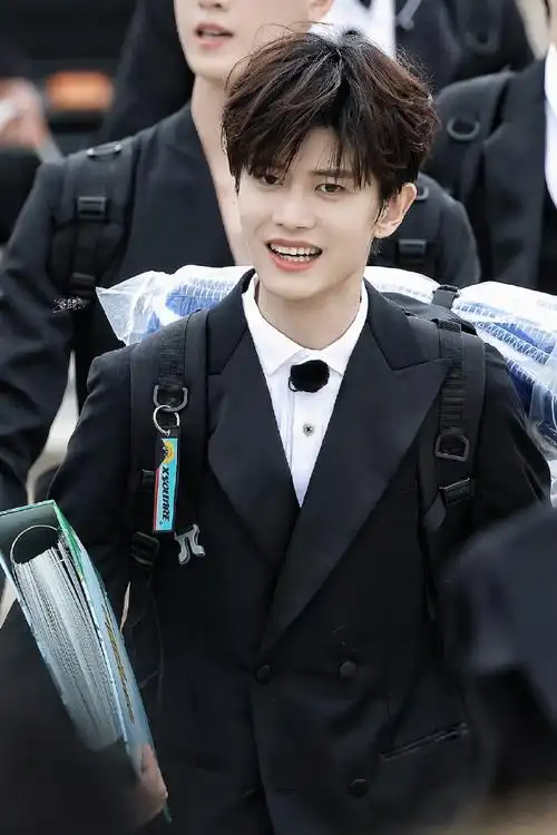 任嘉伦嚼嚼嚼##风中凌乱的任嘉伦##给嗨放派大小姐取名##嗨放派