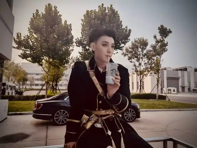 黄子韬霸气坐在栏杆上.