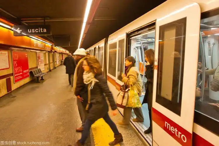 在罗马人从地铁下车.
