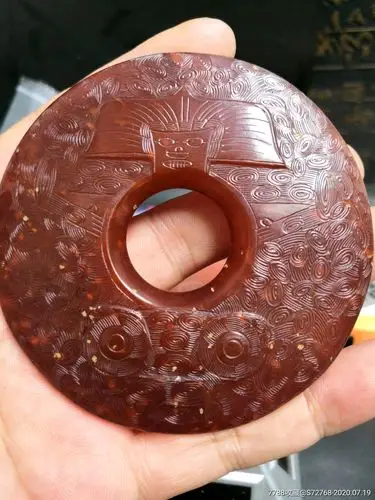 良渚时期老红玉挂件手件个个满身工艺