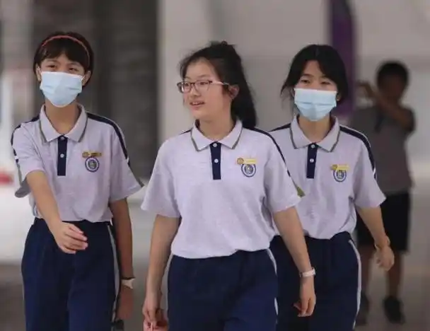 2000多元的校服引发家长的不满,这背后涉及的问题并不仅仅是校服的