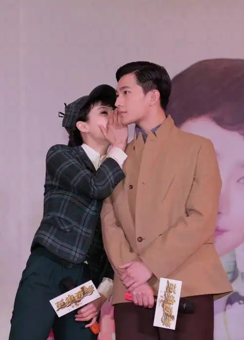 杨洋和宋茜5张亲密的合照,图1贴耳密聊,图2杨洋"地咚"宋茜