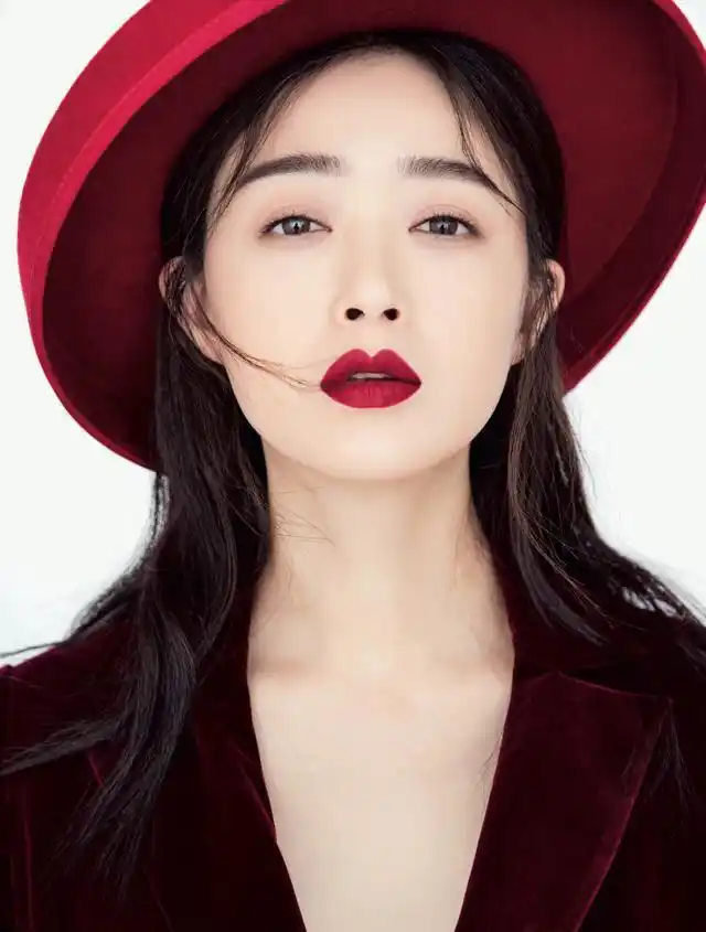 蒋欣:小脸让她看上像个瘦子!"帽子戏法"美到爆!