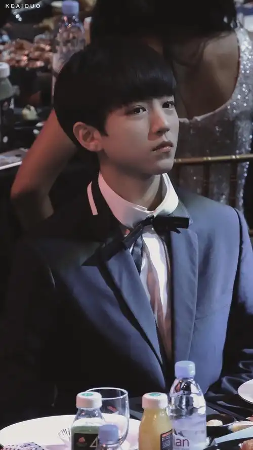 王俊凯# 20160909《时尚芭莎明星慈善夜》