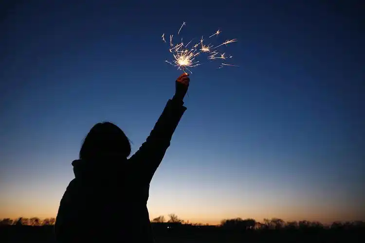 女子手举烟花庆祝节日图片下载