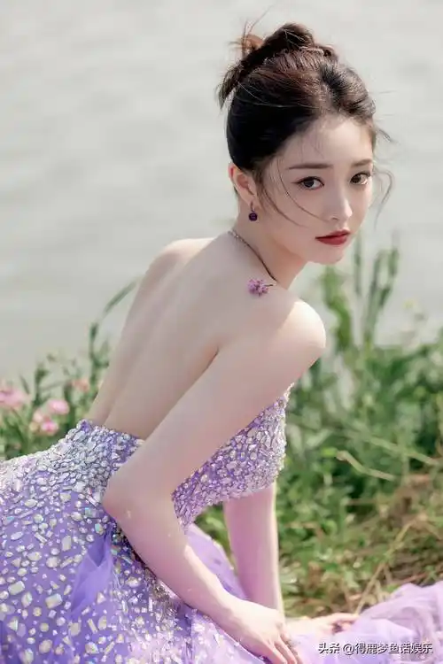 周洁琼紫色水晶露背裙,这造型还是很惊艳得!_大海_星辰_圈子