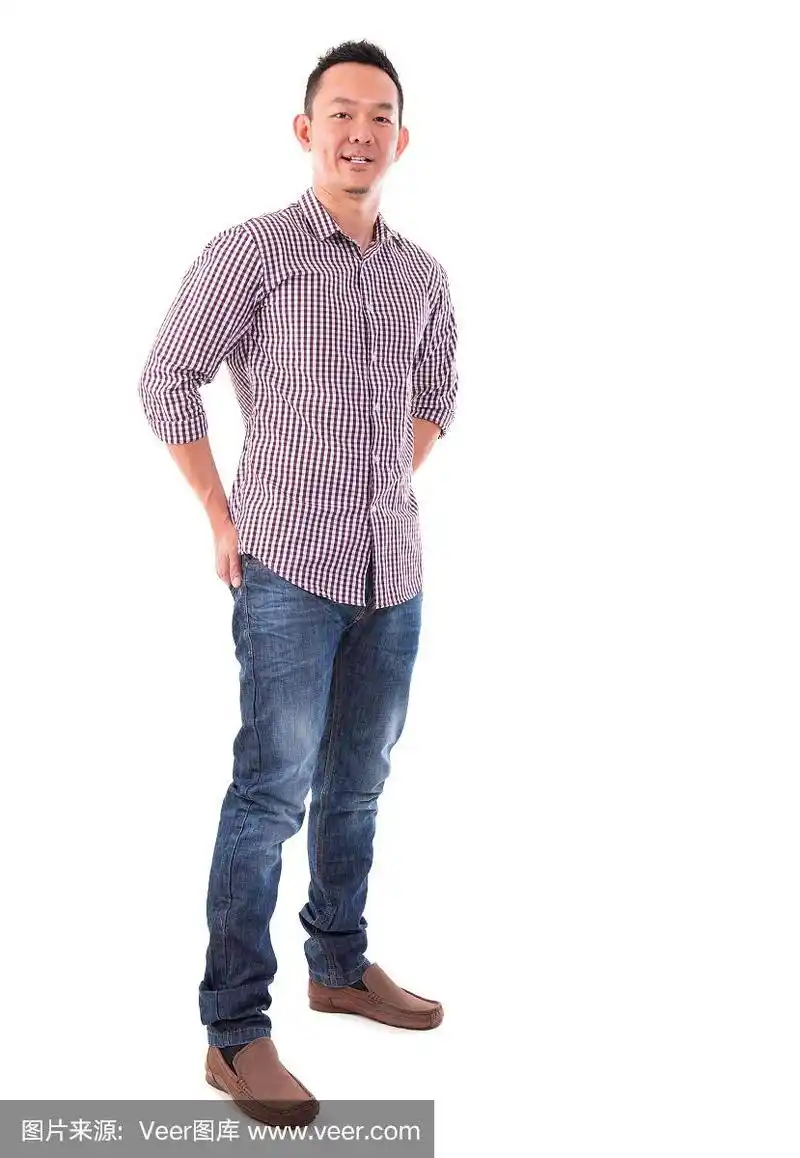 正面观全身自信的亚洲男人